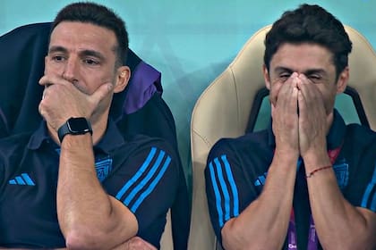 En los minutos finales, Scaloni se sentó y cambió palabras con un sonriente Pablo Aimar.