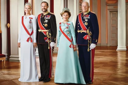 En los momentos más duros, Harald y Sonia de Noruega fueron un gran apoyo para su hijo Haakon y su mujer. En la foto se los ve de gala en el Palacio Real, para un posado oficial de 2016. 
