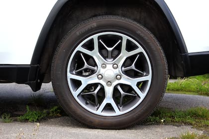 En los neumáticos se analiza el dibujo y el estado de las llantas