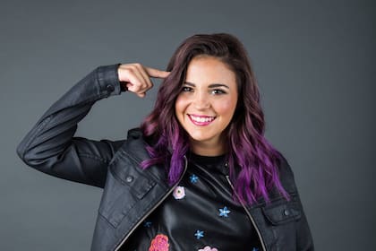 En "Los Otros", Magalí Tajes aborda en clave de humor la idea de que los monstruos más grandes no están abajo de la cama, sino adentro de la cabeza.