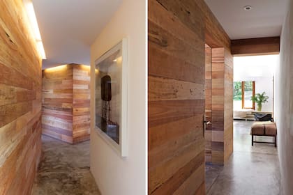 En los pasillos que comunican el living-comedor con los cuartos, sigue el cemento alisado, pero con el agregado de un revestimiento de madera de peroba recuperada para subrayar el clima íntimo del sector. 