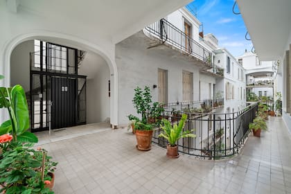 En los patios internos conviven bancos de mampostería barandas de hierro y detalles que remiten a un patio andaluz