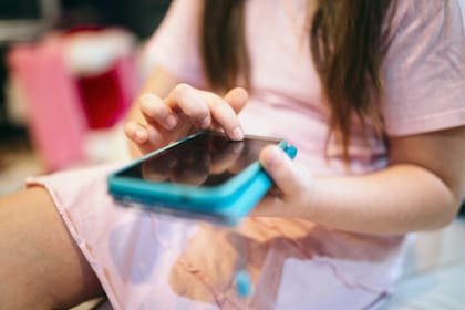 En los patios, sin celulares, los alumnos vuelven a interactuar cara a cara