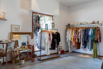 En los percheros de Disparatada Belleza se entremezclan los diseños de ARsola con una selección de prendas de otros colegas.