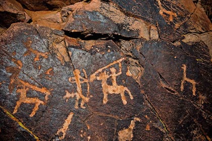 En los Petroglifos de Sapagua un español montado a caballo lucha contra un indígena a pie.