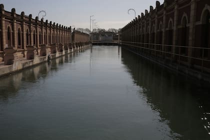 En los "píletones" se lleva adelante la mayor parte de la decantación del agua que ingresó desde el Río de La Plata