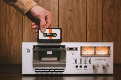 En los primeros años del 2000, era habitual grabar la música que sonaba en la radio en antiguas cintas (o en un CD virgen en algunos casos) ya que no todo lo que se producía se vendía en todos los países y comprar todos los álbumes en el mercado era imposible