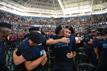 En los primeros seis meses tienen clases regulares, sumado a un año de internación en el Instituto, para poder egresar como oficiales
