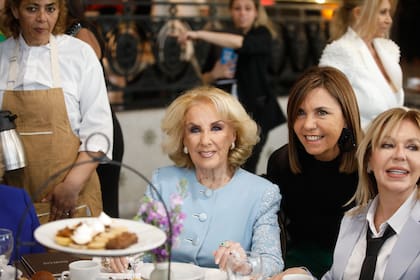 En los próximos días, Mirtha Legrand tendrá otro importante compromiso: los Martín Fierro, en donde está nominada como mejor conductora junto a Pampita Ardohain, Georgina Barbarossa y Verónica Lozano