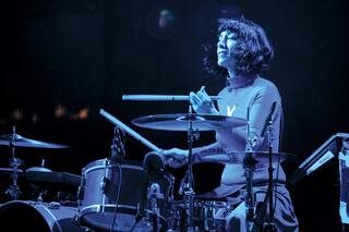 Carla Azar, la baterista que transformó los shows de Jack White