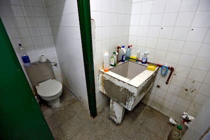En los rincones se acumulan botellas de plástico de agua y paquetes de papel higiénico