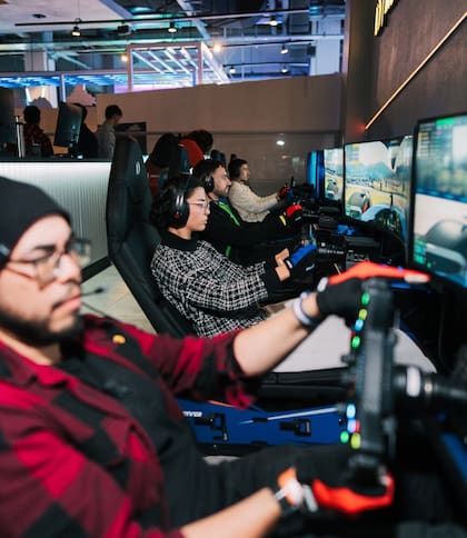 En los simuladores, los fans siguen los circuitos y tratan de replicar lo que Colapinto hace en las carreras