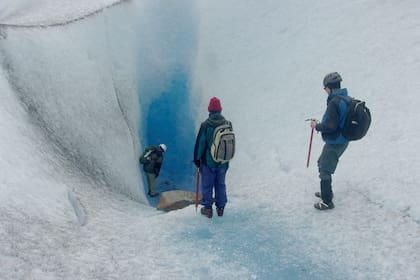 Los investigadores en los pozones del glaciar