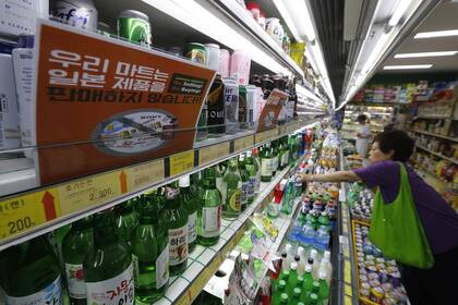 En los supermercados de Seúl hay carteles que llaman a no comprar cervezas japonesas