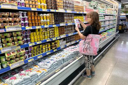 En los supermercados empieza a gestarse una guerra entre proveedores y dueños. A tres compañías líderes les frenaron sus listas. Llegará a las góndolas el pan lactar importado de Brasil producido con trigo argentino pero con un valor de al menos un 35% menos que la marca líder