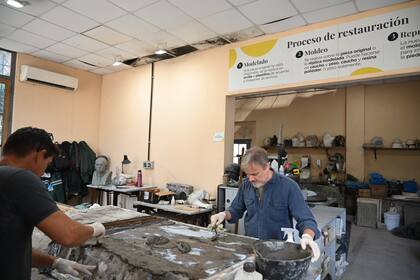 En los talleres de restauración del MOA (Monumentos y Obras de Arte) un grupo de restauradores profesionales ponen en valor las esculturas de la Ciudad