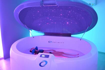 En los tanques de agua a 36° el cuerpo flota sin esfuerzo gracias a la alta concentración de sales Epsom