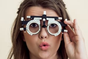 Cuán cierto es que puede prevenirse la miopía al pasar menos tiempo en las pantallas y más al aire libre