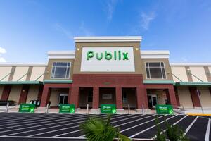En los últimos años, Publix patrocinó decenas de peticiones de visa H1B y certificados para la green card