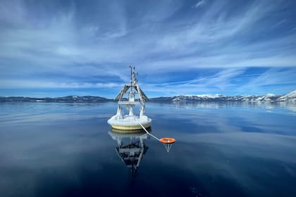 En los últimos meses, el agua de Lake Tahoe vuelve a resplandecer en un tono azul profundo