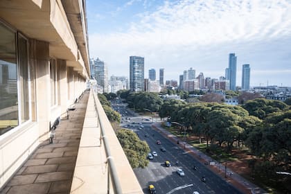 En los últimos pisos del edificio se accede a una vista panorámica de la ciudad de Buenos Aires gracias a una terraza que rodea al edificio y que funciona como mirador