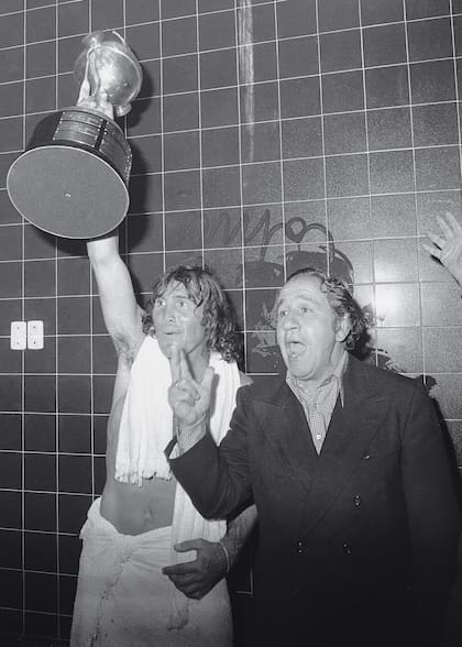 En los vestuarios del estadio Centenario de Montevideo, con la Copa Libertadores de 1977 en la mano y su gran mentor, Juan Carlos "Toto" Lorenzo, a su lado