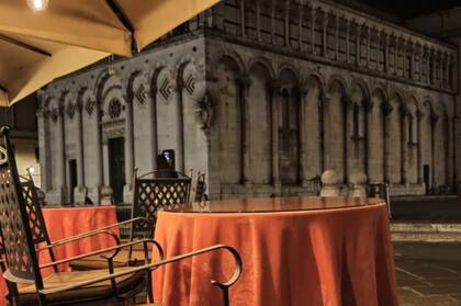 En Lucca tiene una arquitectura majestuosa; hay muchas iglesias medievales con forma de basílica suntuosamente construidas con ricas fachadas arqueadas y campanarios, algunos del siglo VIII.