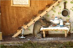 Halló una familia de ratones en su jardín y les hizo una casita de ensueño