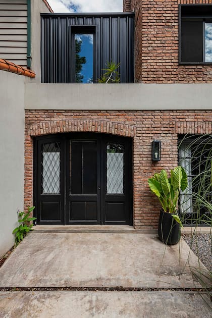 En lugar de intentar replicar el ladrillo original, optaron por marcar una diferencia estética en el nuevo volumen, utilizando el mismo revestimiento moderno empleado en los techos.