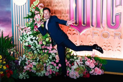 En lugar de posar para las cámaras y mostrar su look, el presentador Jimmy Fallon prefirió compartir su costado más humorístico