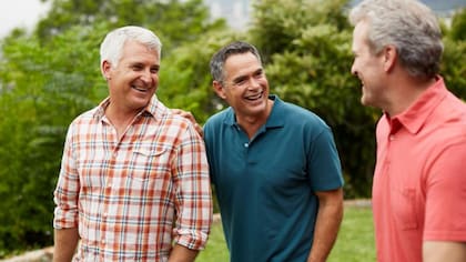 "En lugar de sentarse a tomar café y enfrentar ese muro de ruido, ¿por qué no salen a caminar?", sugiere Reading.