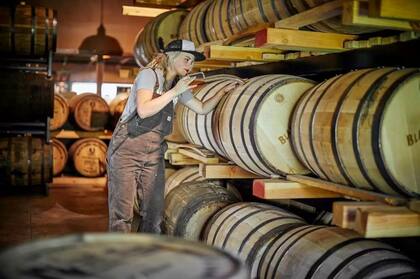 En lugares como Jamie’s Wine Studio, los visitantes pueden elegir entre cientos de botellas o disfrutar de una copa en su bar (Imagen de Blaum Bros. Distilling Co)