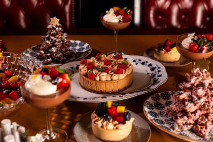 En lugares más cálidos, como en Argentina, es habitual que el postre se sirva después de abrir los regalos, coincidiendo con el final del brindis.