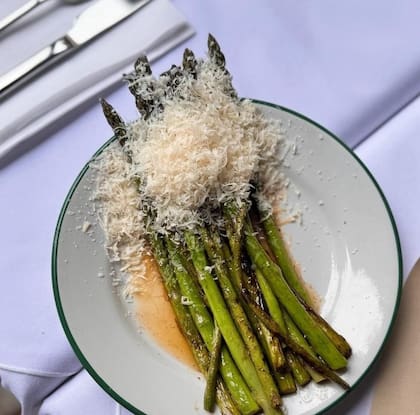 En Lula, los espárragos y abundante queso