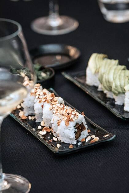 En M Poke se cocina de acuerdo con la tradición japonesa, empleando variedades de estación. "Por eso no siempre servimos el mismo pescado”, dice el sushiman