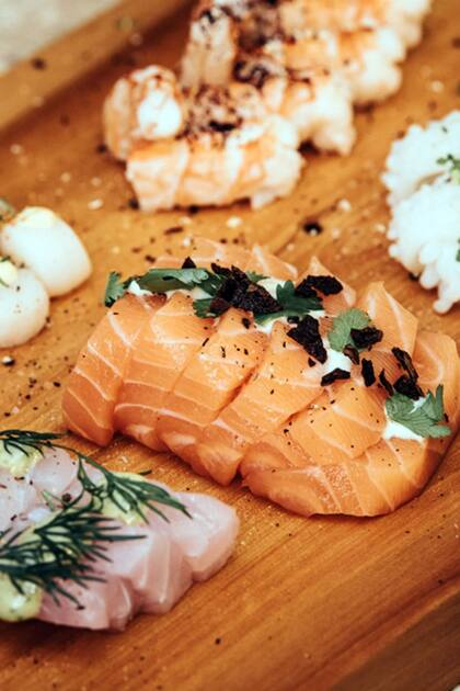 En M Poke trabajan con distintas variedades de pescados: lenguado, besugo, caballa, anchoa y pejerrey, entre otros. Y también salmón, aunque no de manera preponderante