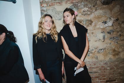 En Madrid, Agustina Macri y Bernardita Barreiro asistieron a la presentación de la muestra "Espesura" del artista argentino Juan Becú