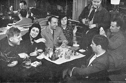 En Madrid comenzó una amistad con Federico García Lorca, Miguel Hernández y Pablo Neruda.