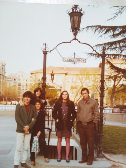 En Madrid: Gabriel, Marina y Viviana, junto a Teresa y Solano. En la foto no está Martín, el hijo mayor de la pareja, ni Lorena, la hija menor del dibujante, fruto de su relación con Graciela Arcuri