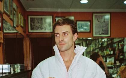 "En Madrid siempre hay un plan, las terrazas de los bares repletas, gritos y risas, si pasas caminando seguramente conozcas a alguno de los que están ahí y le levantes la mano para saludar..."