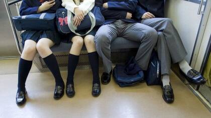 En Madrid y en otras ciudades han impulsado campañas para que los hombres cierren las piernas cuando se sientan en el transporte público