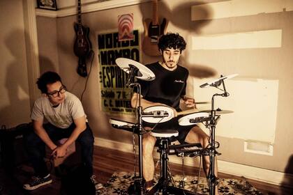 En Malabia Town, es parte del paisaje cotidiano ver personas tocando instrumentos, pintando o produciendo alguna expresión artística