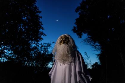 En Malasia un fantasma se asegura que cumplan la cuarentena