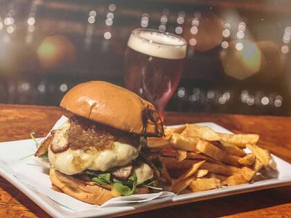 En Maldita Birra, maridá la mejor cerveza artesanal con platazos como el de la foto.