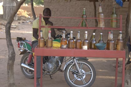 En Mali, una particular estación de servicio rutera, con la gasolina en botellas