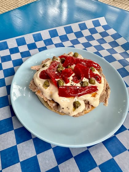 En Malinche, al vitel toné lo ofrecen los sábados, y lo sirven entre panes de figaza de manteca o con morrones agridulces y alcaparras