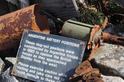 En Malvinas, los rastros de la guerra se perciben en muchos sitios y para los argentinos son ineludibles.