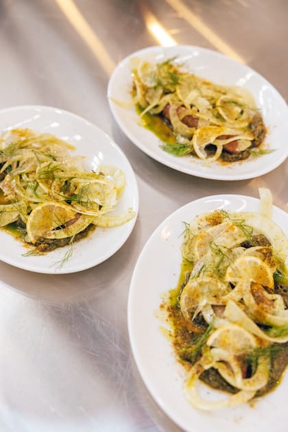 En Mambo el menú es rotativo y de elaboración propia: panes, ricota, embutidos, caldos, pastas y helados caseros, con la carne como centro (no exclusivo) y vegetales silvestres para equilibrar