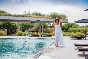 En Manantiales, la ex modelo lleva una vida relajada. “Bajo a la playa ‘en patas’, vengo a almorzar al departamento y, si Iñaki quiere bañarse en la pileta, no hay problema porque está climatizada”, explica.