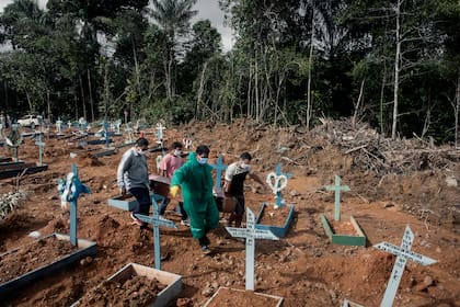 En Manaos se han talado e improvisado terrenos como cementerios debido al excesivo aumento de muertes
El funeral de una víctima de COVID-19 en Manaus, Brasil, 19 de mayo de 2020